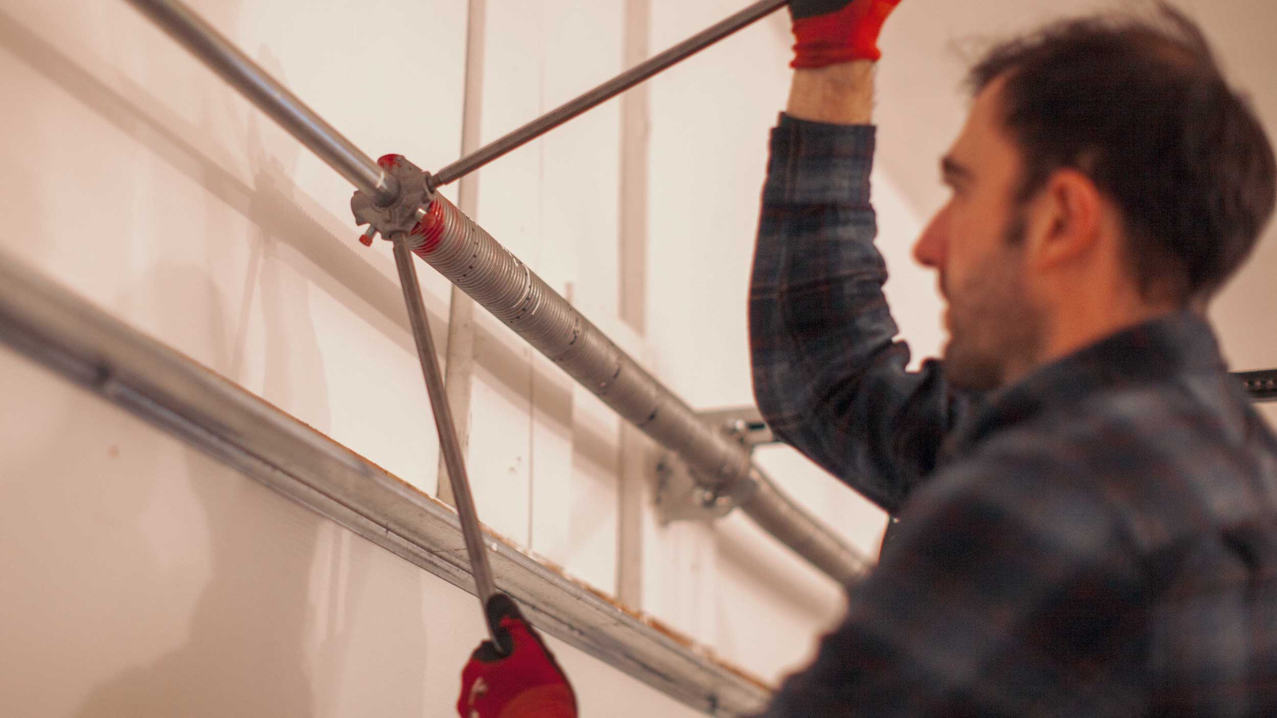 Tightning a garage door spring